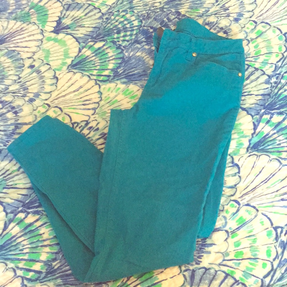 Cute teal pants!